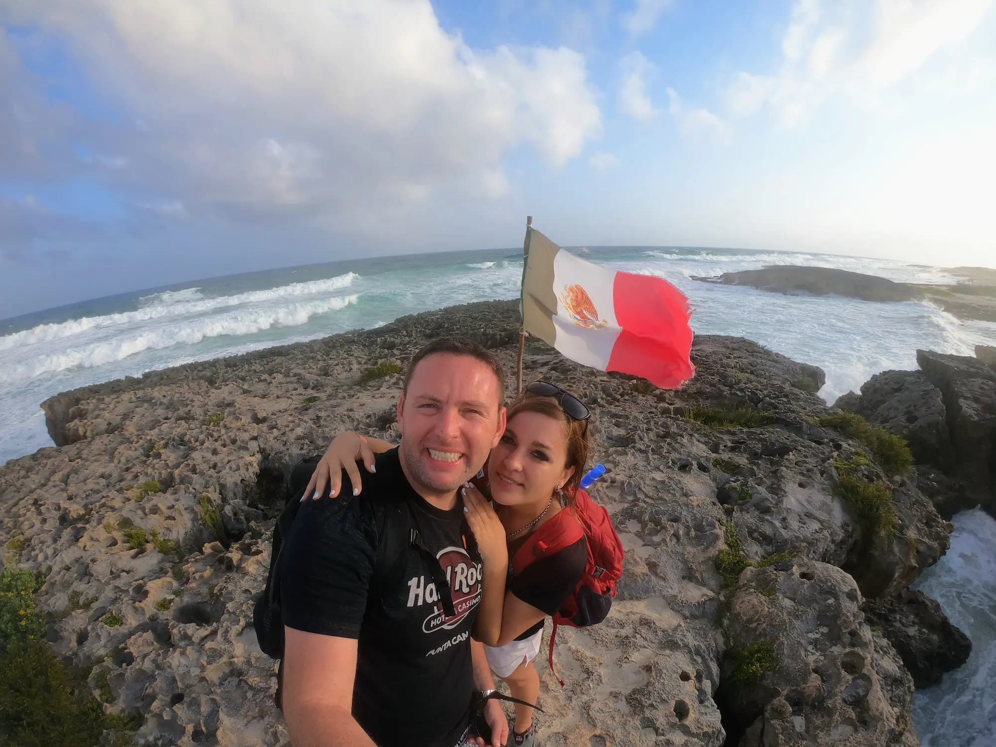 Gabriela y Carlos esperándolos en México